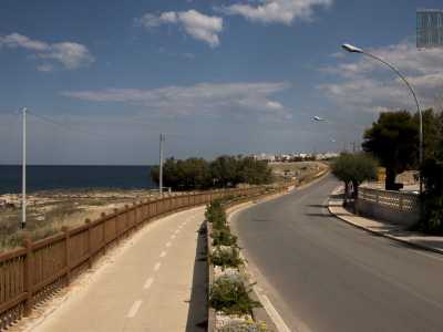Da questo punto parte via San Vito, lunga strada delimitata da una pista ciclabile che fiancheggiando il mare porta direttamente alla citt� vecchia (foto di Antonio Caradonna)